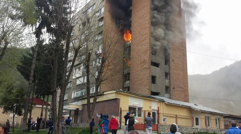 Bloc de 10 etaje, în flăcări. Toţi locatarii au fost evacuaţi