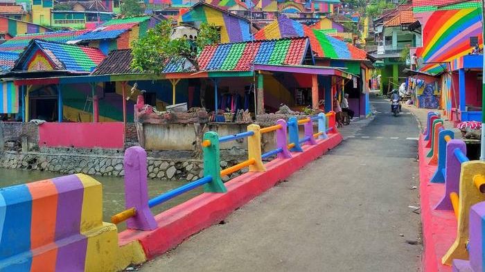 Sătucul care arată ca un curcubeu. Au cheltuit sume enorme pentru a colora fiecare centimentru