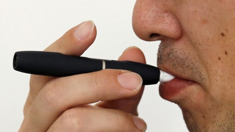 Arafat vrea o lege care să stopeze reclamele la "noile aparate de fumat ale morţii"