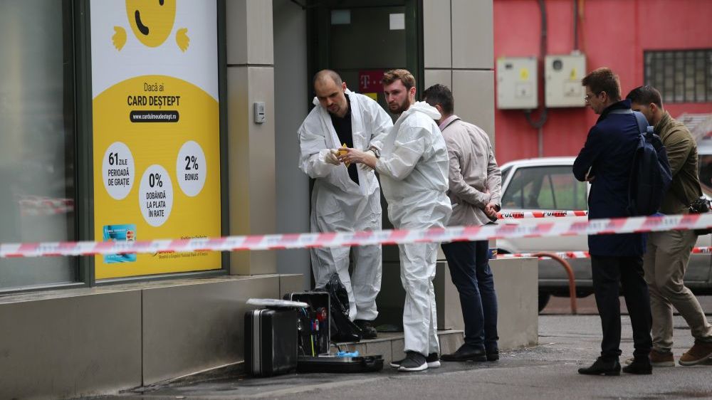 Bărbatul care a jefuit o bancă din Capitală, de negăsit. El a fugit cu 69.000 de lei