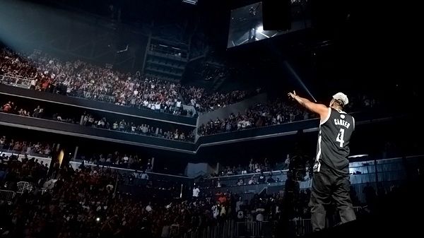 Are atât de mulți bani încât nu are ce face cu ei! El este cel mai bogat rapper