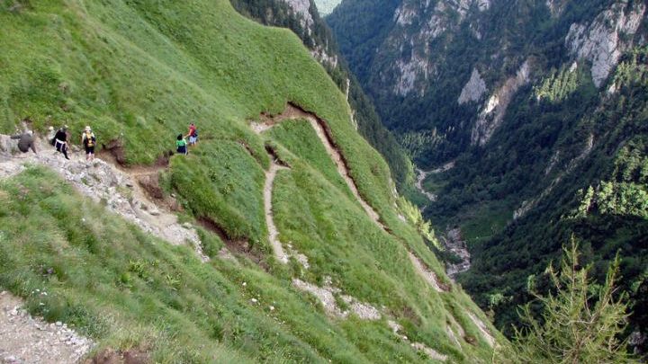 Accident în Munţii Bucegi. O femeie a murit după ce a căzut într-o râpă