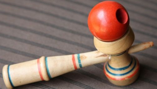 Cum recunoşti o kendama originală. Detaliul care îţi arată că ai aruncat banii pe geam