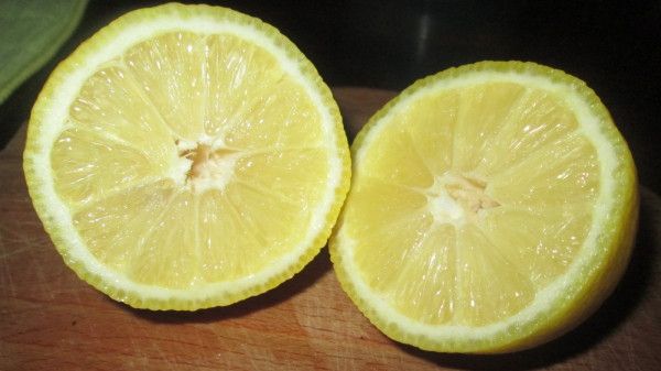 Taie o lămâie şi pune-o în camera ta. Iată cum îţi poate salva viaţa acest obicei