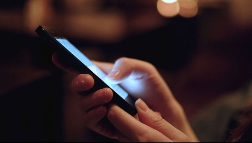 Ce se întâmplă dacă privești prea mult la ecranul telefonului mobil 