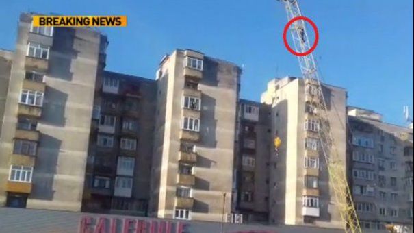 Vâlcea: Autoritățile, puse pe jar de un bărbat care s-a urcat pe o macara și amenința că se sinucide