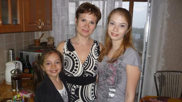 O mamă şi-a ucis fiica şi a aruncat cadavrul pe geam! Vecinii au rămas şocaţi când au văzut