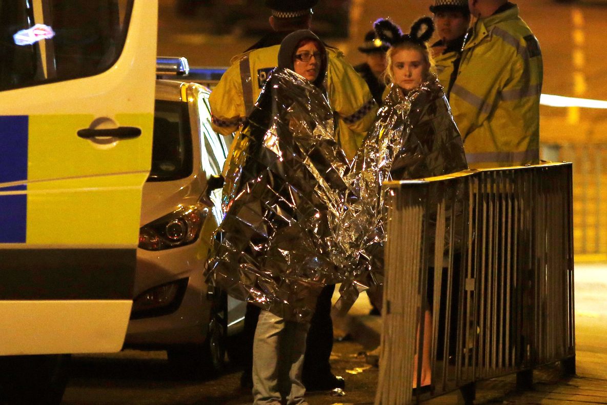Momente dramatice după atacul din Manchester. Primele imagini de la fața locului