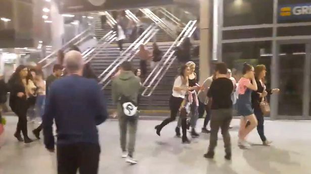 "O mulțime de copii fără părinți, care plângeau". Mărturii șocante de la Manchester Arena