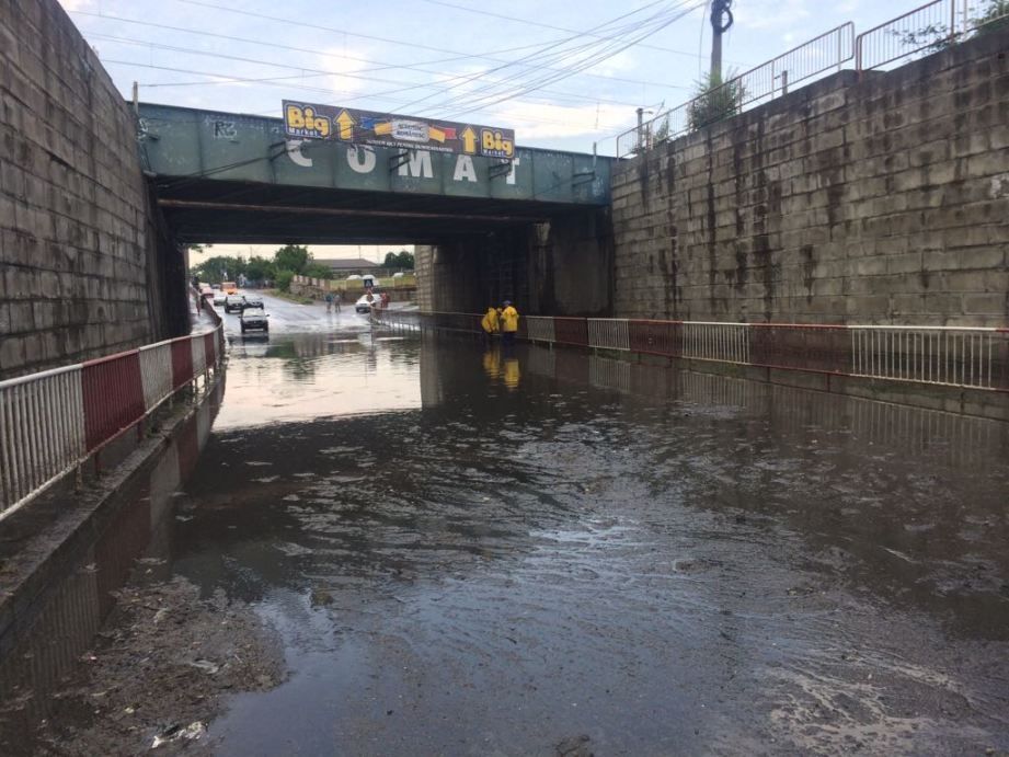 Ploaie torenţială la Focşani - maşină înghiţită de ape, într-un pasaj, şi acoperişuri distruse