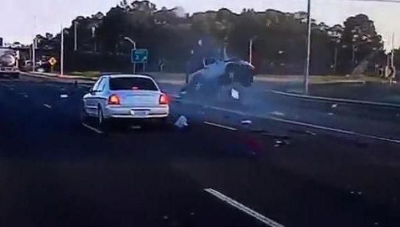 Maşina în care se afla a fost zdrobită şi toţi îl credeau mort! Este miraculos ce a urmat