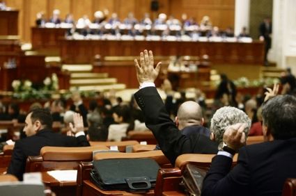 Deputaţii cumpără maşini de un milion de euro. Trei dintre ele, de lux