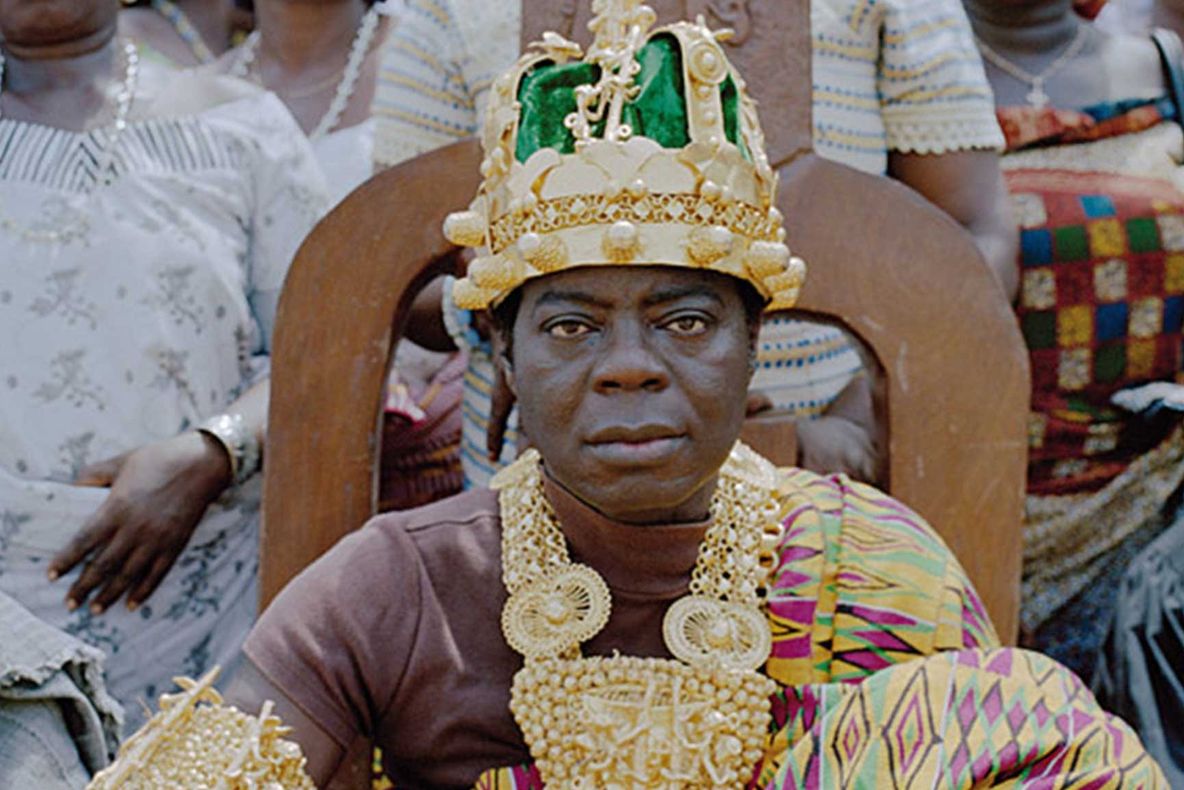 Este rege în Africa și lucrează într-un service Auto în Germania. Își conduce triburile prin Skype