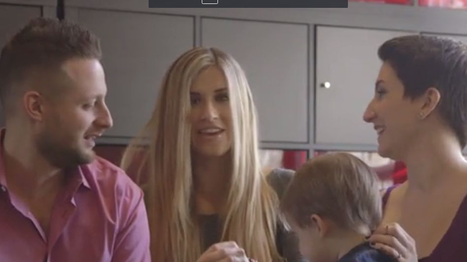 Are două iubite și bărbații sunt invidioși pe el