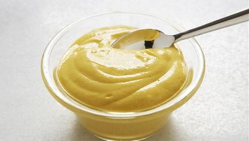 Şi-a pus muştar pe păr şi l-a lăsat 15 minute să acţioneze. Efectul, de neimaginat