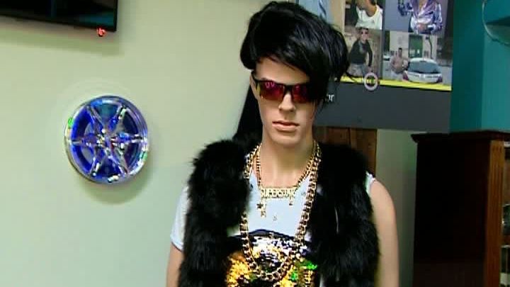 Kitschul a devenit temă de muzeu. Sute de obiecte, la expoziție în București