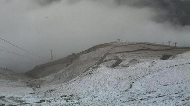 Iarna își intră în drepturi. Turiști blocați pe Transalpina după ninsori