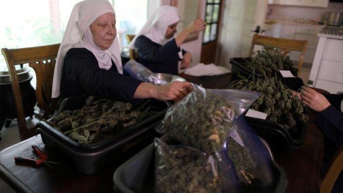 STUPEFIANT! Ingredientul „miraculos” din leacurile făcute de măicuțe e la limita legii