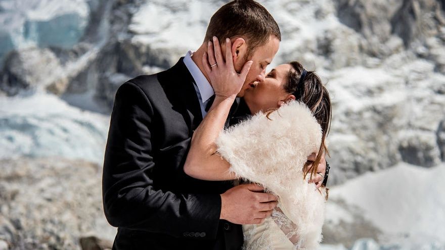 Senzaţional! Şi-au jurat dragoste eternă pe unul dintre cele mai înalte vârfuri din lume