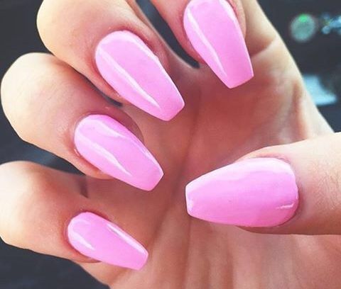 Secretul damelor de companie: De ce nu poartă niciodată ojă roz pe unghii