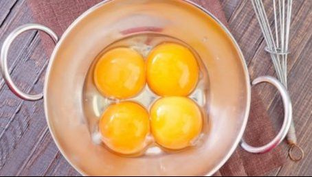 A amestecat un ou crud cu zeamă de lămâie şi l-a băut. Aşa a reuşit să se vindece de o boală cruntă!