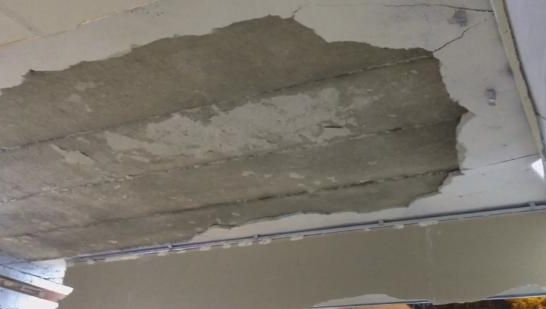 Tânără rănită, după ce i-a căzut tencuiala în cap într-un pasaj pietonal