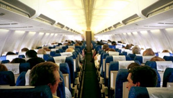 Stewardesele nu îţi spun niciodată asta. Ce să faci când te urci într-un avion. E foarte important!