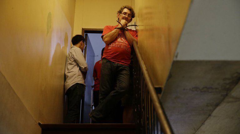 Imagini şocante surprinse în casa unui pedofil! Ce făcea agresorul în timp ce poliţiştii erau la uşă