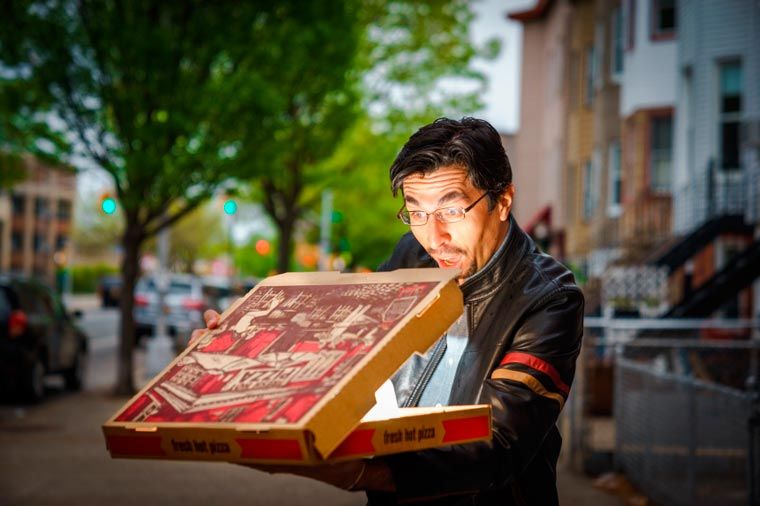 A comandat o pizza. A deschis cutia şi, în loc de mâncare... UIMITOR ce era înăuntru. A ajuns vedetă