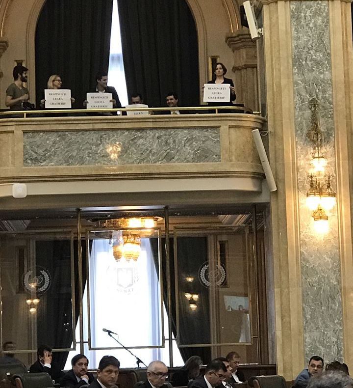 Protest al deputaţilor USR, în Senat: "Respingeţi Graţierea". Replica PSD: "Sunteţi circari?!"..
