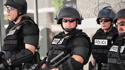 INCIDENT ARMAT.Un bărbat a deschis focul într-un complex rezidenţial: 8 victime.Atacatorul, lichidat