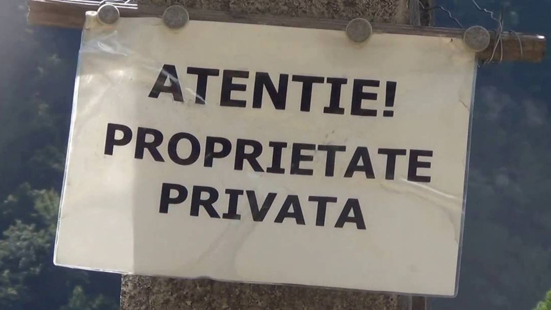 Halucinant! Locatarii din 3 blocuri nu mai pot ieşi din case fără să încalce o proprietate privată