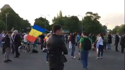 Proteste în Piața Victoriei. Sute de oameni au ieșit iar în stradă împotriva Legii Grațierii