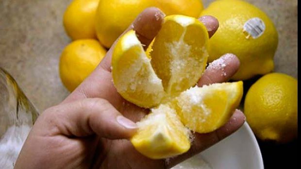 Taie o lămâie și pune sare pe ea. Trucul acesta îți va schimba viața