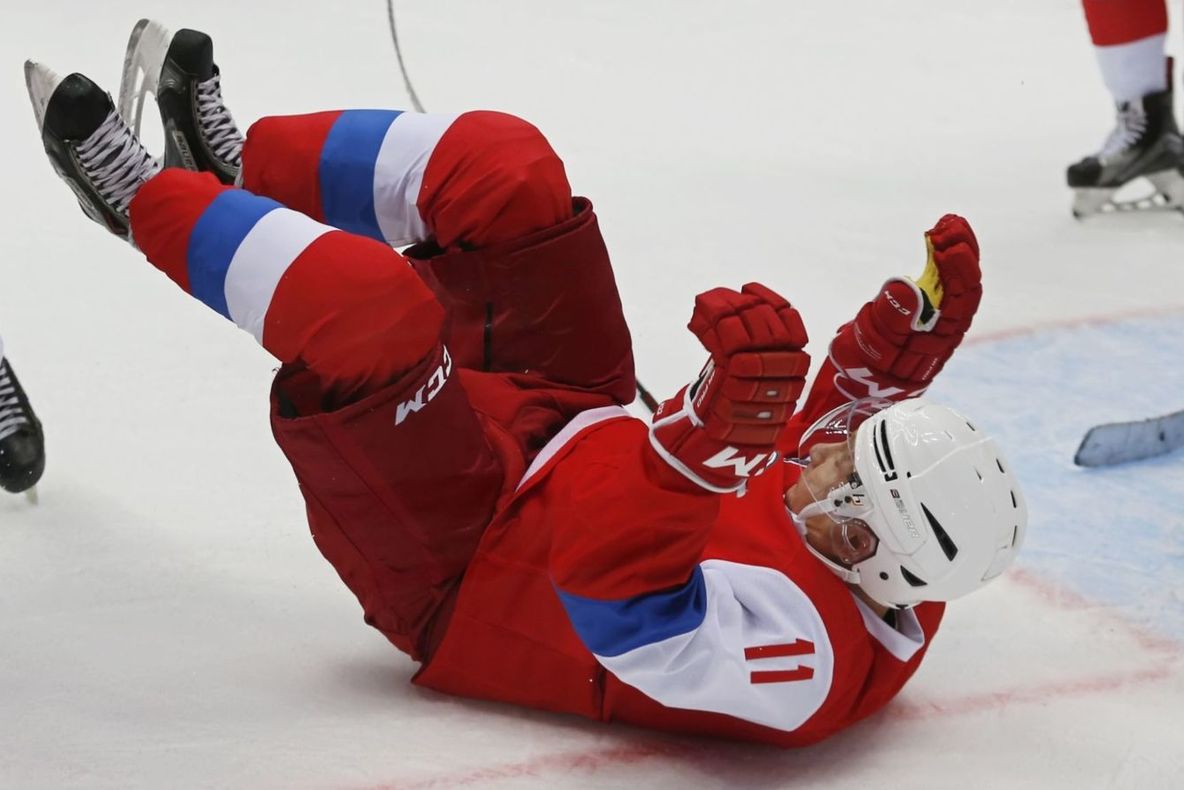 Vladimir Putin a căzut în timpul unui meci la hochei 