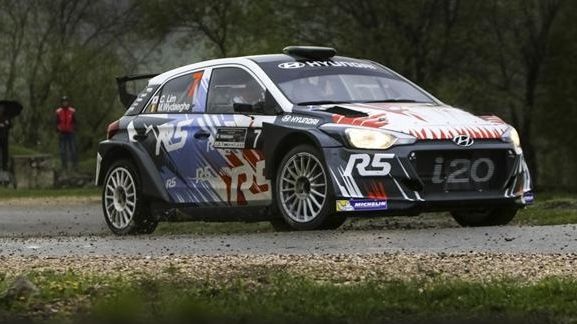 Accident grav la Transylvania Rally. Un echipaj s-a izbit de un stâlp