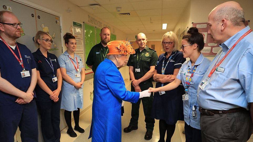 Regina Elisabeta a vizitat copiii răniţi în urma atacului de la Manchester! Ce le-a spus acestora