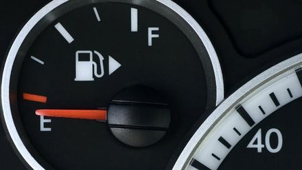 Cât mai puteți șofa după ce s-a aprins beculețul de combustibil? Top mașini 