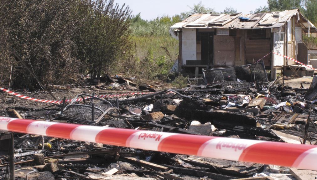 Trei surori, ucise de un incendiu provocat într-o tabără de romi din Roma