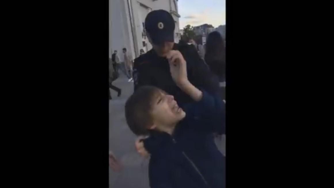 Este ŞOCANT ce a păţit acest băiat pentru că a recitat din Hamlet! Unde s-a întâmplat aşa ceva