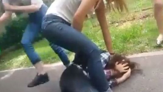 Reacţia halucinantă a tatălui elevei bătăuşe din Oradea: "Bine a făcut, e fata mea şi..."