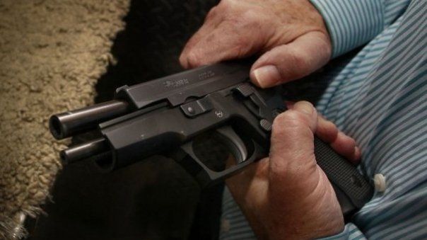 Jaf armat la o bancă din Bucureşti. Hoţul a fugit cu o sumă mare de bani