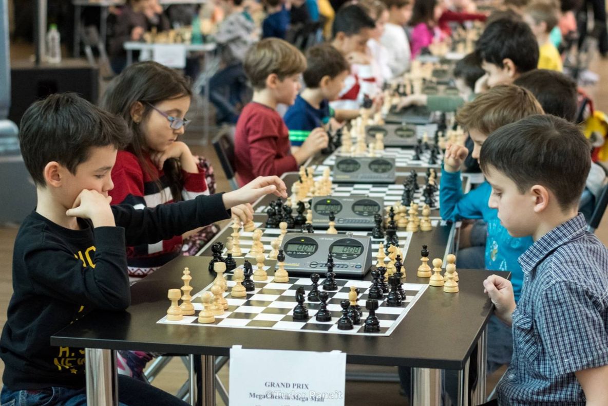 Elevă de 12 ani, descalificată de la un concurs de şah, pe motiv că purta o rochie "seducătoare"