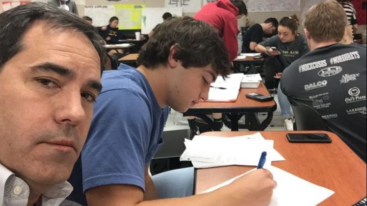 Un tată a mers în clasa fiului său și a stat cu el în bancă la ore. Motivul? Toți au râs