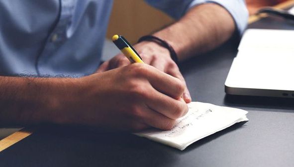 Scrii urât? Uite ce lucru important spune acest lucru despre tine!