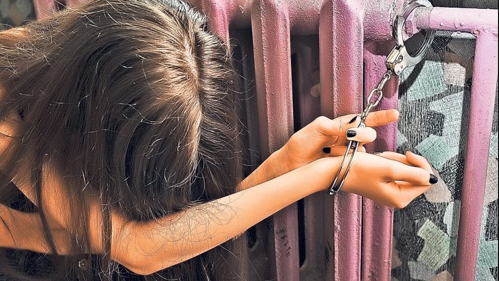 Fată de 18 ani din Teleorman, ţinută în lanţuri de familie. Motivul e surprinzător