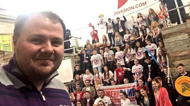 El este cel mai tare şef din lume! Îşi duce angajaţii în vacanţe şi îi aşteaptă mereu cu surprize 