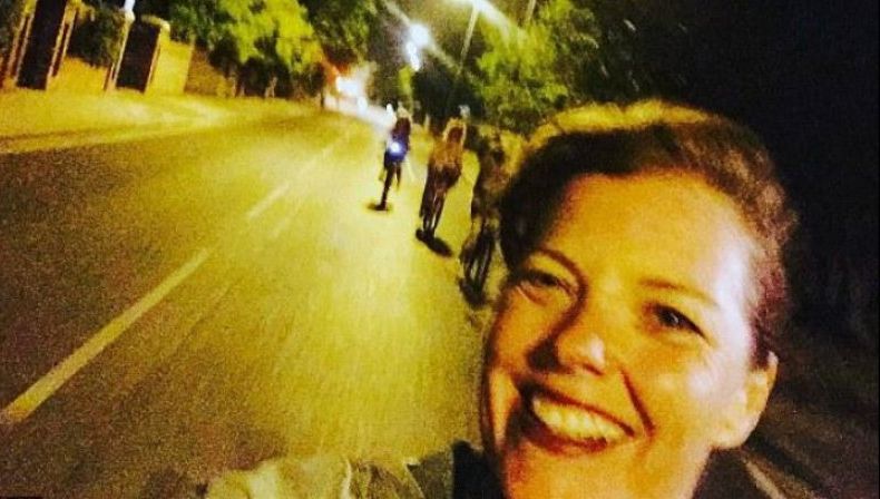 Femeia din imagine și-a făcut acest selfie, după care a murit! Prietenii sunt şocaţi de veste