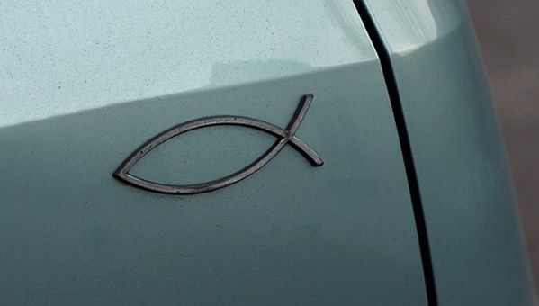 Aţi văzut până acum acest simbol pe maşini? Iată ce semnificaţie are, de fapt!