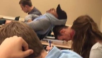 Sprijin colegial în adevăratul sens al cuvântului. Isprava a doi adolescenți a stârnit hohote de râs